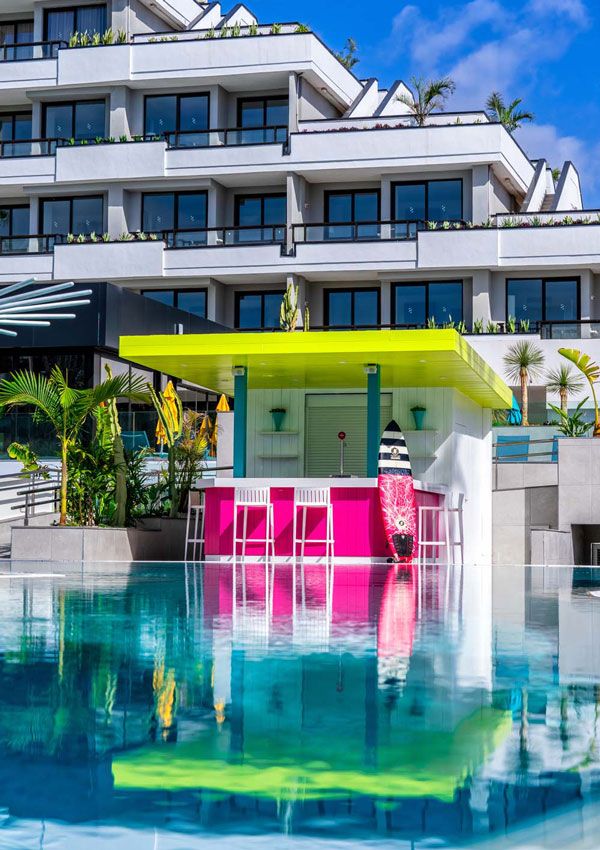 Piscina y bar del Hotel Bitácora