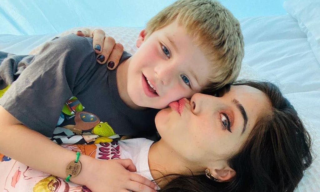 Sandra Echeverría y su hijo Andrés