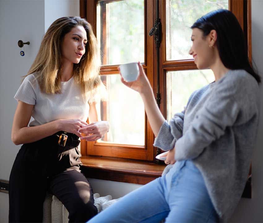 Amigas charlando y tomando un café