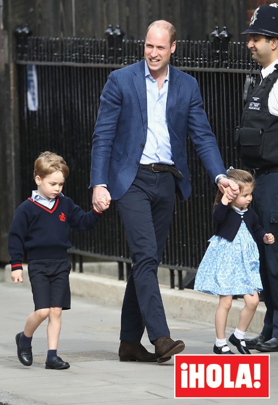 El príncipe Guillermo con sus hijos, los príncipes George y Charlotte, instantes antes de conocer al tercer hijo de los Duques de Cambridge