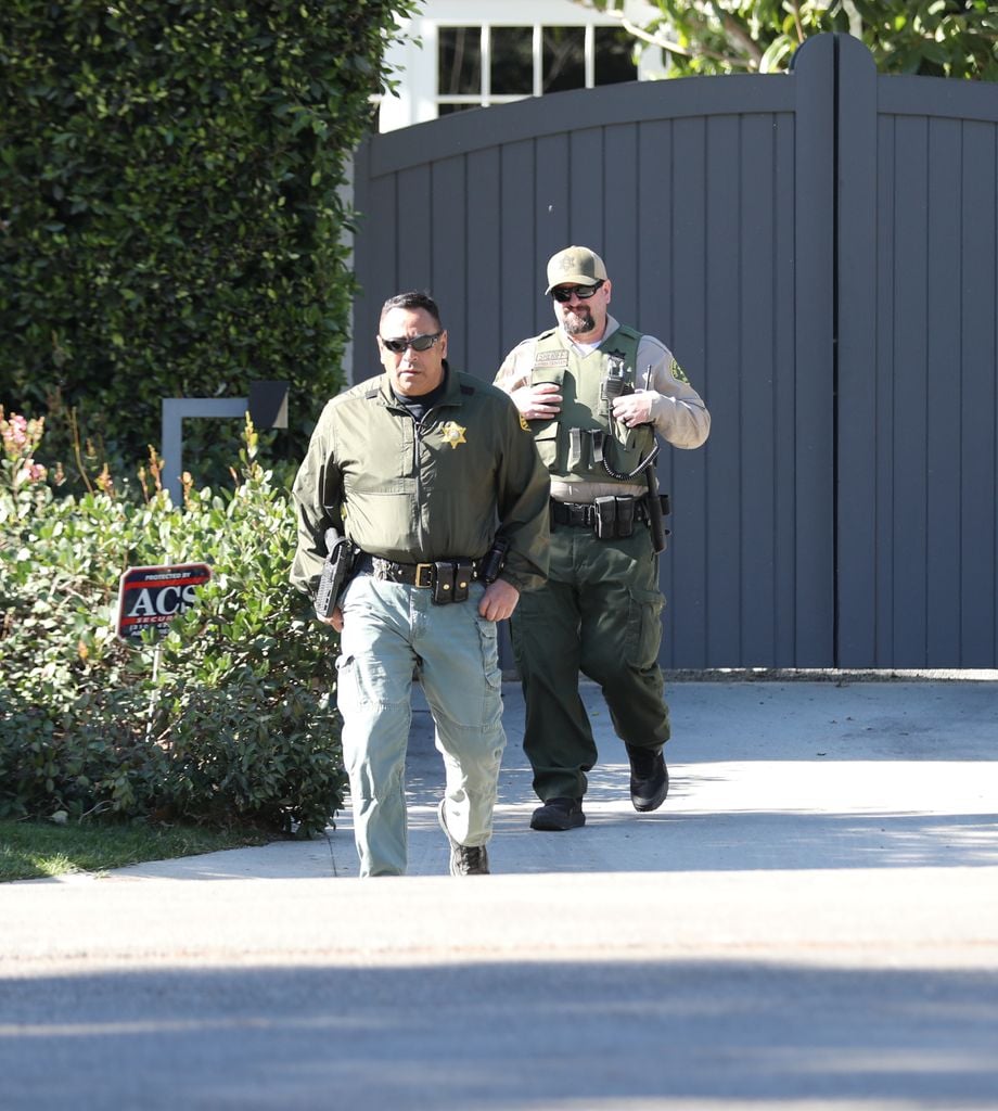 Elementos de la oficina del Sheriff del condado de Los Ángeles también fueron captados afuera de la casa de Ben Affleck.