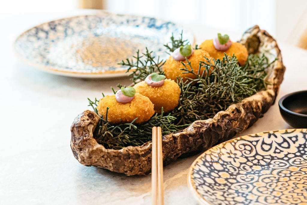 Las croquetas de gambas al ajillo de Issei son sabrosísimas