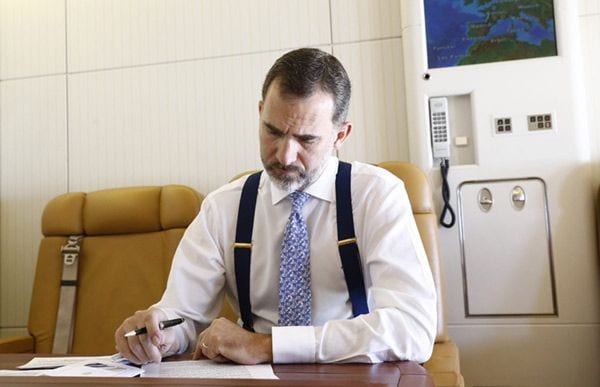 El Rey trabajando en el avión con rumbo a Francia para su primera Visita de Estado
