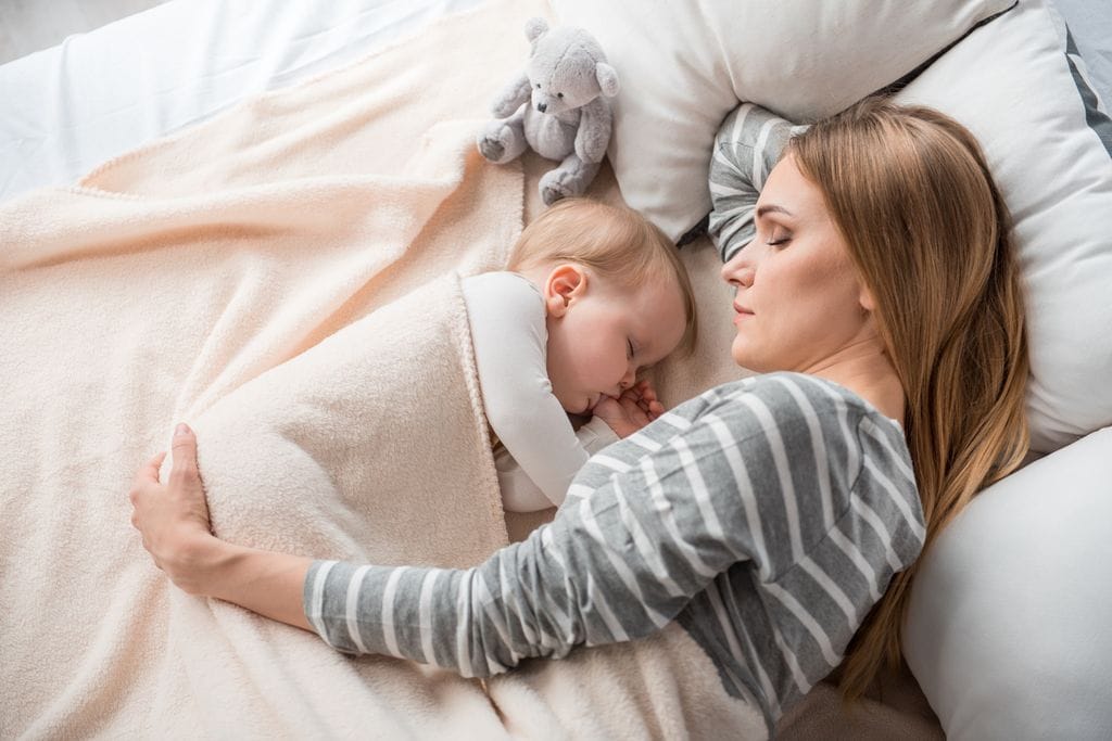 Madre haciendo colecho con su bebé