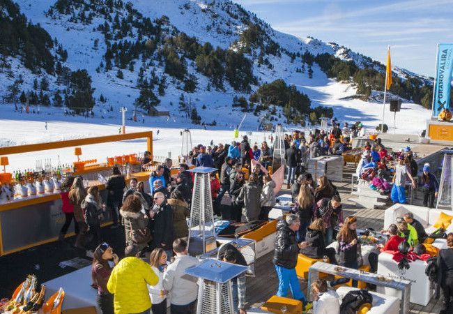 Una terraza de invierno presidida por un DJ, mucha gente guapa, así es la ‘Clicquot Snow Club’ de 'Grandvalira'.
