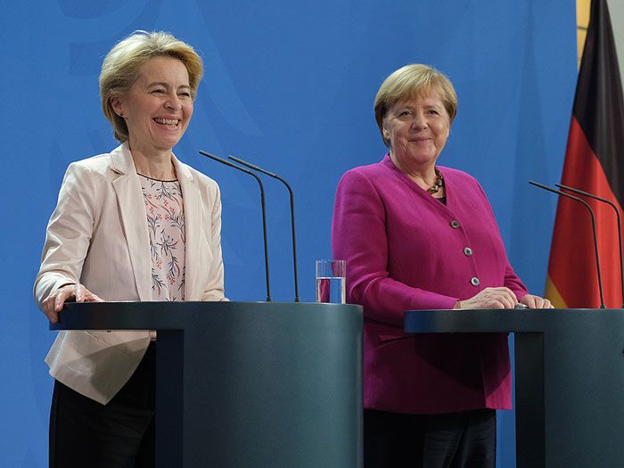 Imagen de Ursula von der Leyen junto a Angela Merkel