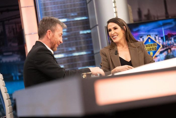 Malú hablando con Pablo Motos en el plató de El Hormiguero