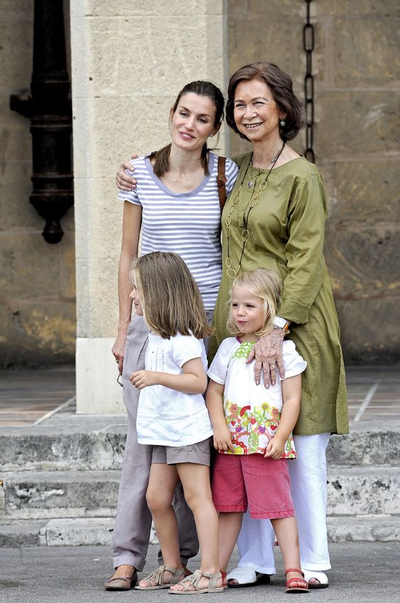 En 2010, también fue llamativa la visita de doña Sofía con Letizia y las niñas al museo de vidrio Gordiola, en la localidad mallorquina de Algaida 
