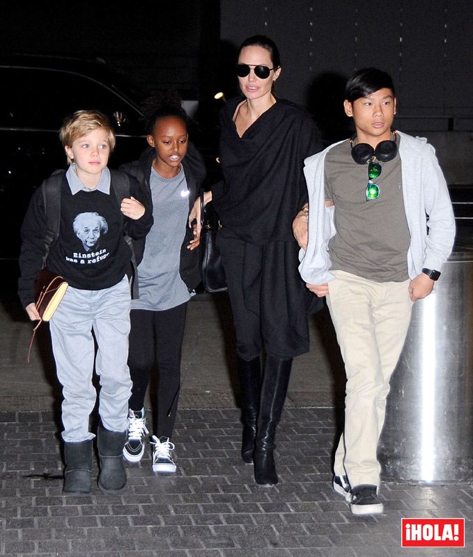 Shiloh, Zahara y Pax, junto a su madre, Angelina Jolie, en el aeropuerto de Los Ángeles
