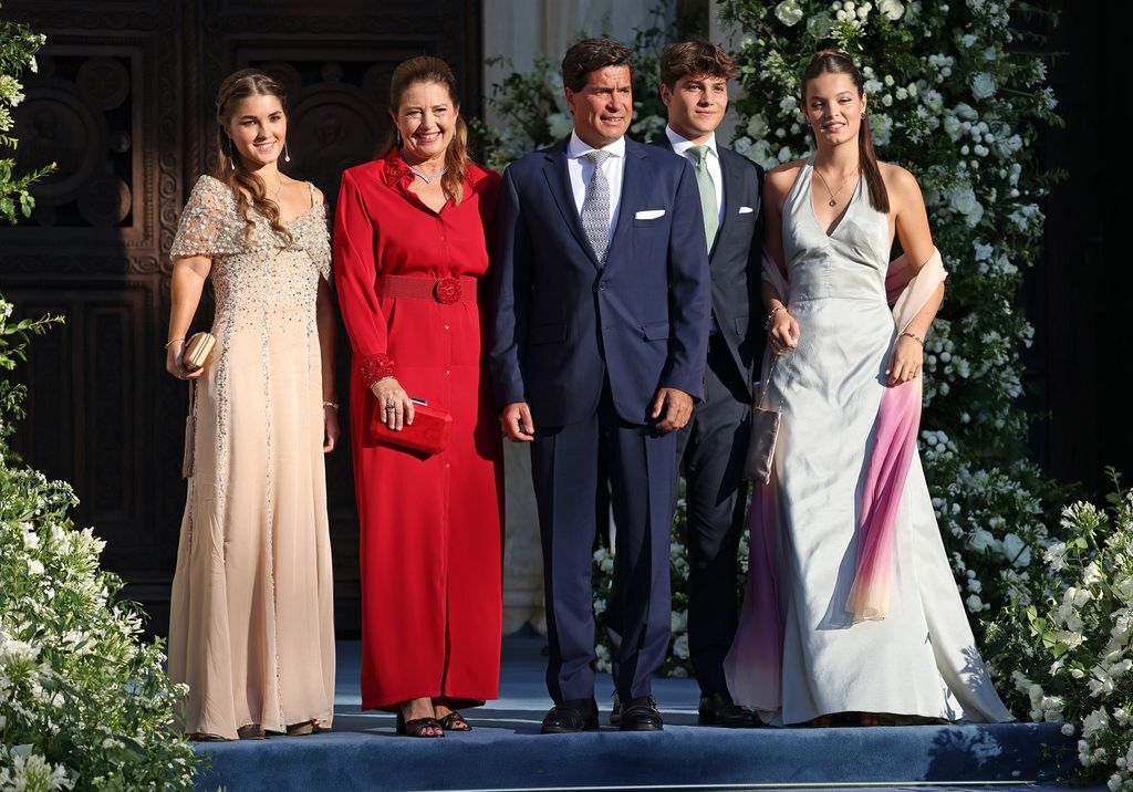 Alexia de Grecia y Carlos Morales con sus hijos, Ana María, Amalia y Carlos en la Catedral de Atenas para asistir al enlace matrimonial entre Teodora de Grecia, cuarta hija del Rey Constantino II de Grecia, con Matthew Kumar, a 28 de septiembre de 2024, en Atenas (Grecia)