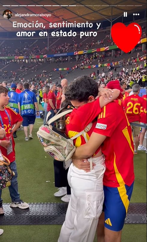 Jesús Navas y Alejandra Moral se abrazan en la final de la Eurocopa 2024
