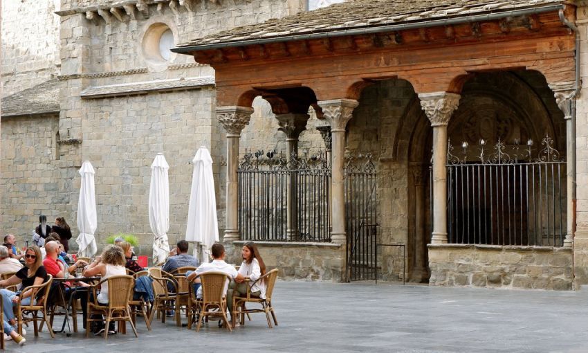 Terraza a las afueras de la Catedral de Jaca.