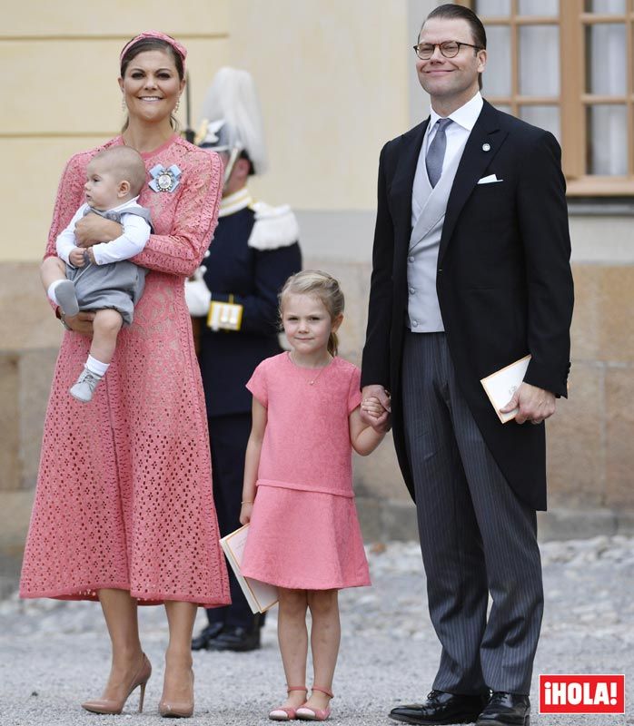 Ha sido una ceremonia en la que Victoria de Suecia ha reafirmado la tendencia de convertir a su hija, la princesa Estelle, en toda una “mini yo”.
