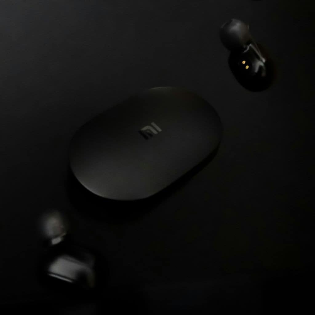 Unos auriculares negros de Xiaomi