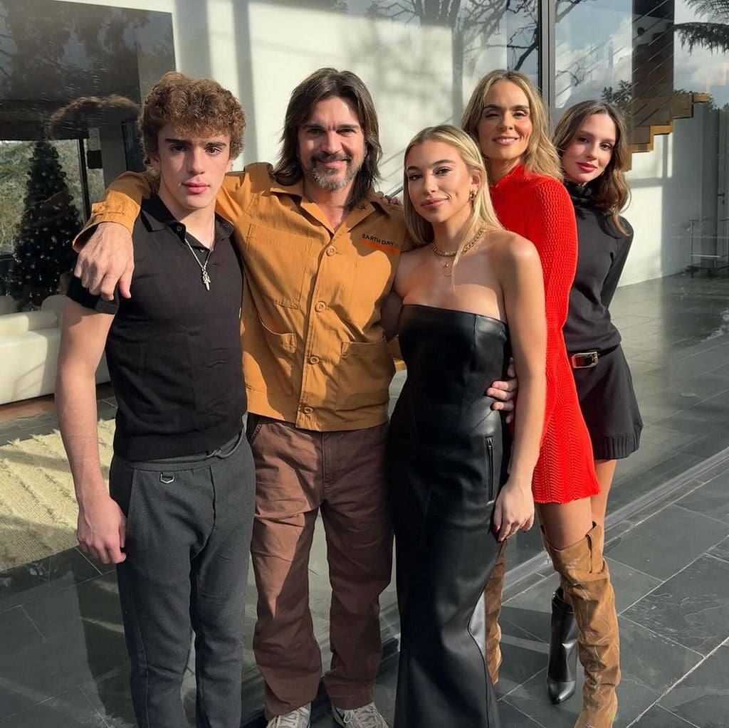 Juanes, Karen Martínez y sus hijos: Dante, Luna y Paloma