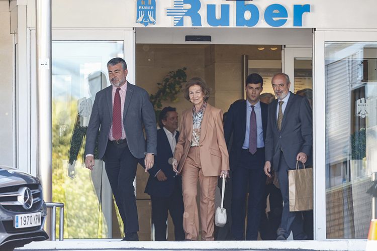 La Reina sale de la clínica Ruber