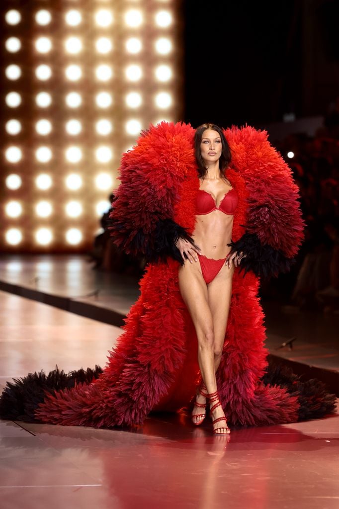 Bella Hadid en Victoria's Secret Fashion Show 2024