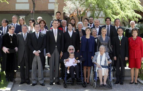 Una vez finalizada la solemene ceremonia, se ha efectuado en el exterior la foto de familia
