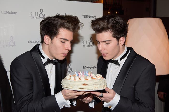 Gemeliers soplando las velas en su 18º cumpleaños