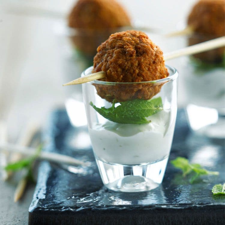 Aperitivo de 'tzatziki' con albóndiga de cordero