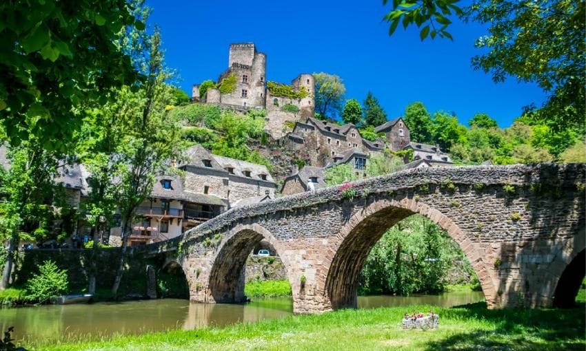 puente viejo en el pueblo medieval de belcastel francia