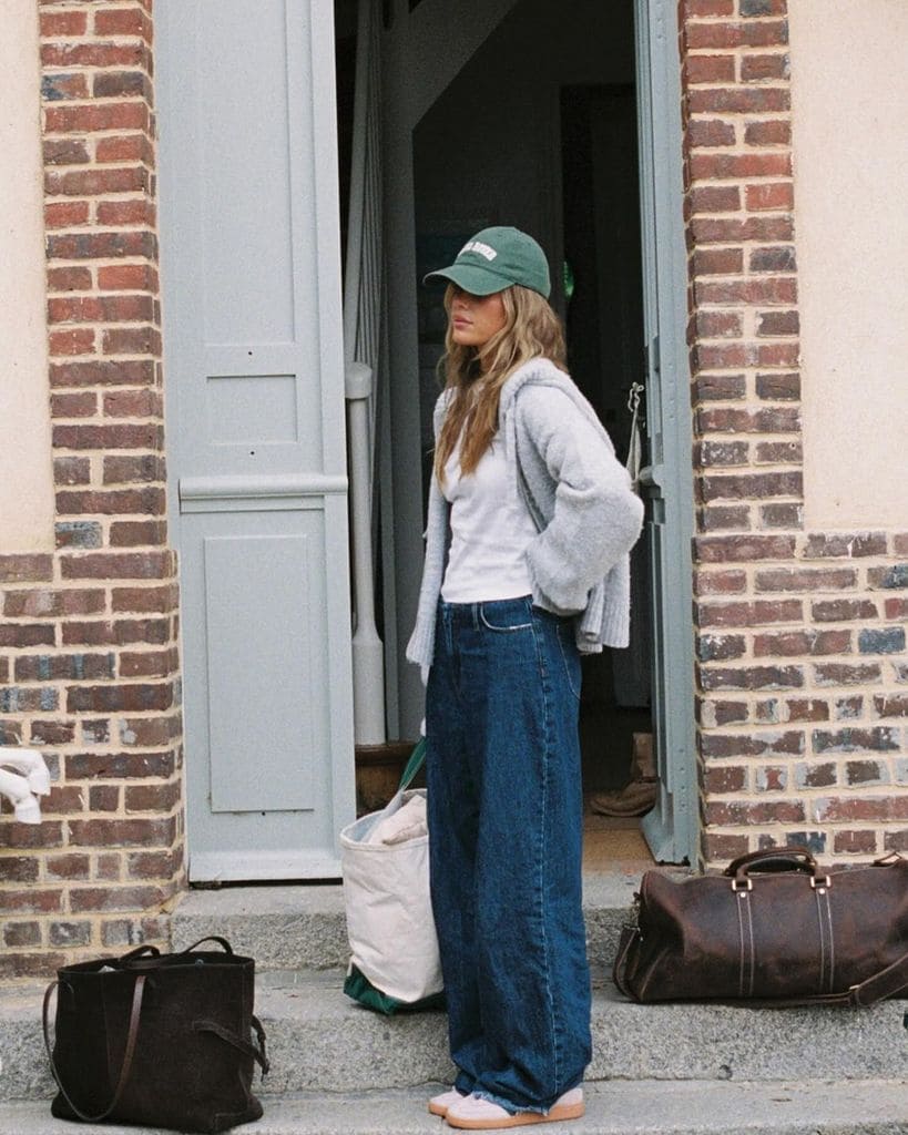 Josefine Vogt casual look with sweatshirt, jeans and cap