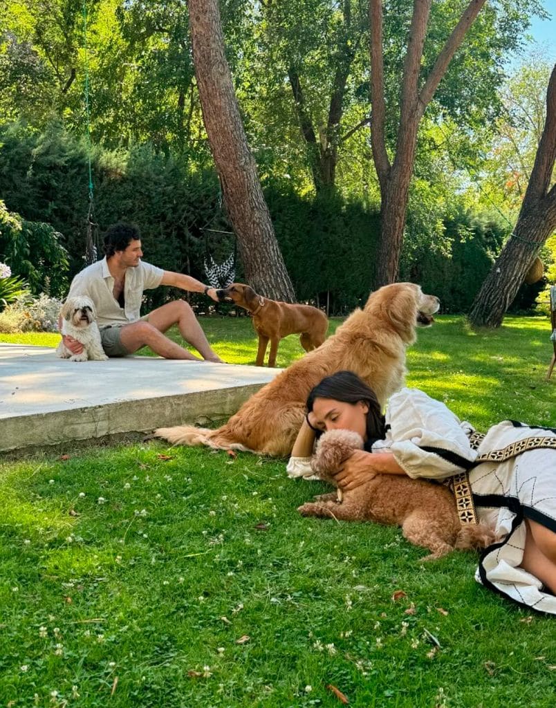 Tamara Falcó con sus perros e Íñigo Onieva