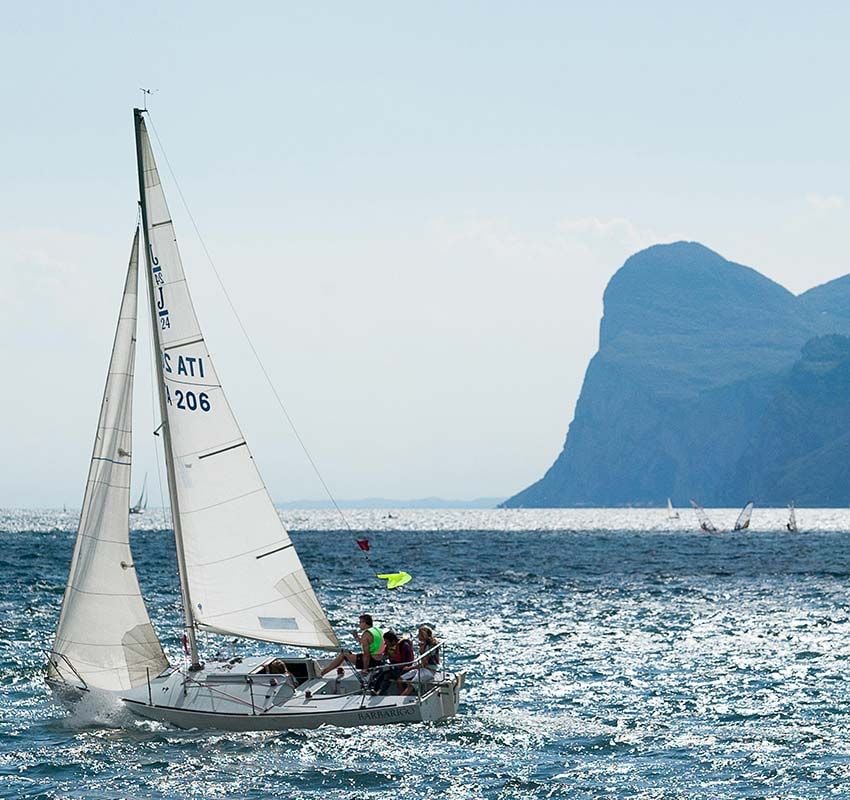 Barco de vela en el lago de Garda, Trentino, Italia