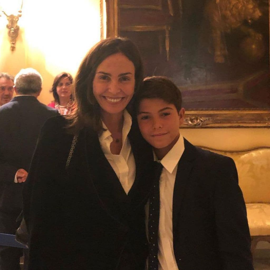 10/10/209. País. Fiesta Nacional de España en la Embajada.Inés Sastre y su hijo Diego Corrías.