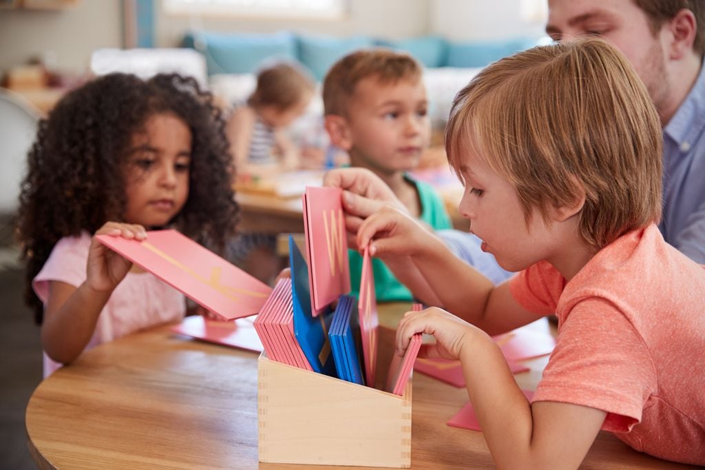 Escolares en una clase Montessori eligiendo material