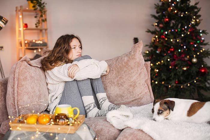 mujer pensativa en navidad