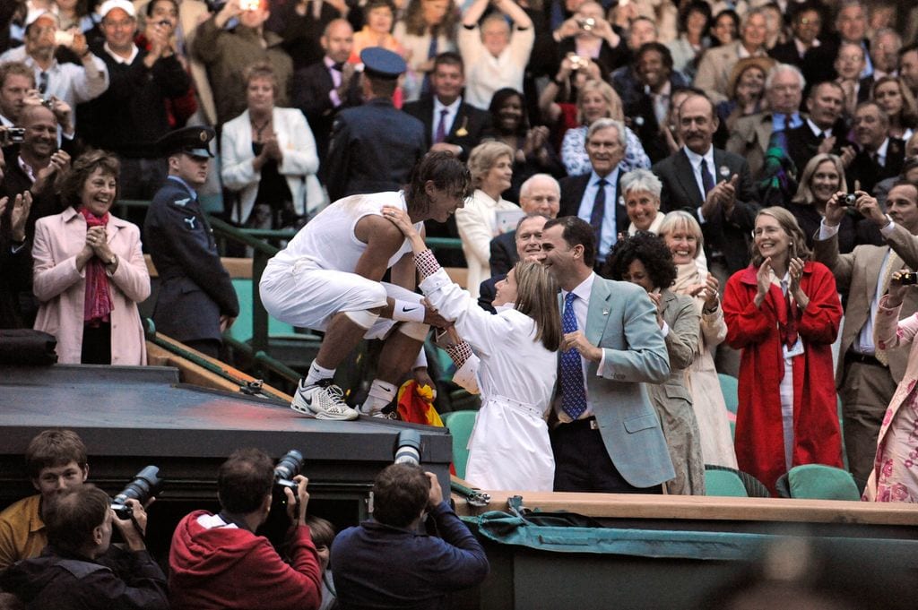 Rafa Nadal "salta" al Palco Real para celebrar su victoria con don Felipe y doña Letizia, entonces príncipes de Asturias, sucedió en la final contra Roger Federer en Wimbledon 2008