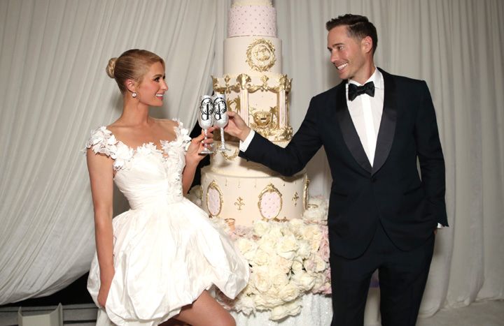 Paris Hilton revela que compró hasta 45 vestidos de novia para su boda con Carter Reum
