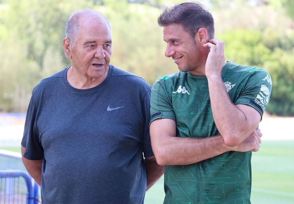 Joaquín Sánchez con su padre, que falleció en 2024