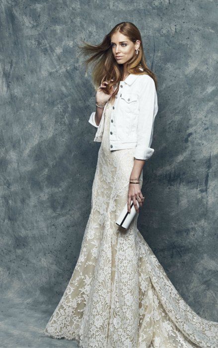 Pronovias ha desvelado el primer look creado por Chiara Ferragni para la firma, y en el que la protagonista es una cazadora denim.
