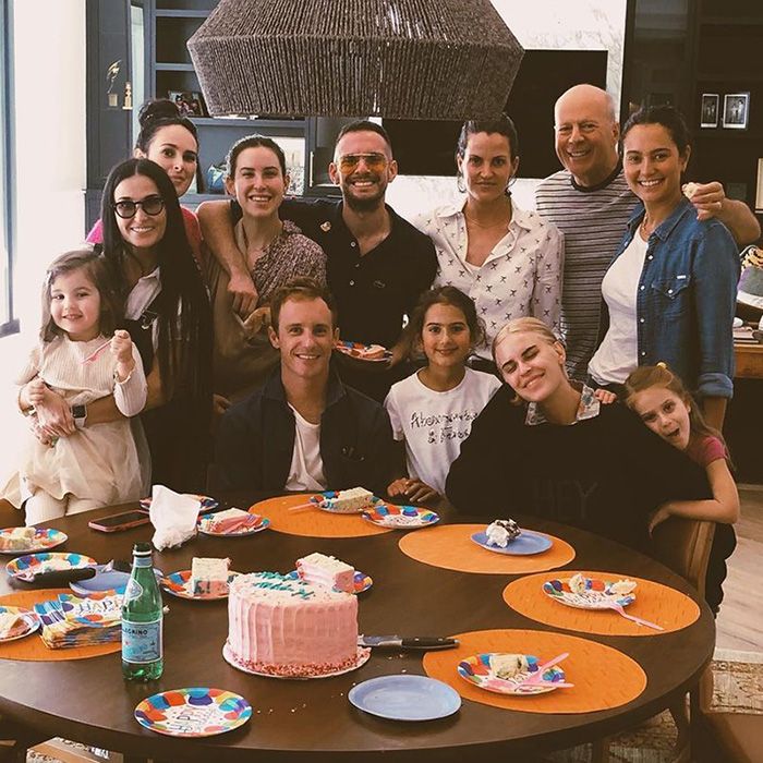 Demi Moore, Bruce Willis, Emma Heming junto a las cinco hijas del actor