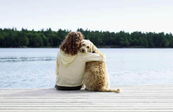 mujer con su perro