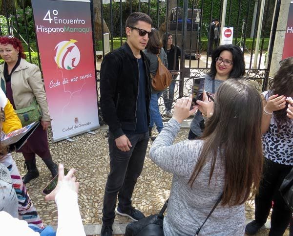 Álex González es uno de los actores más aclamados por las calles de Granada y ha sido muy atento con sus seguidores
