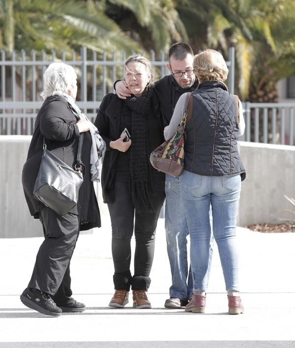 Gemma Fuster, pareja del actor, estaba desconsolada a su llegada al tanatorio
