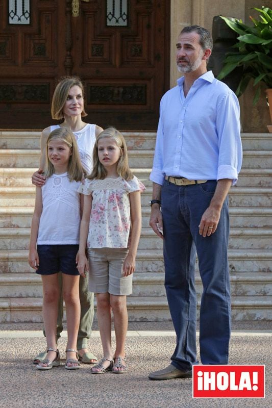 La imagen de la Familia Real disfrutando de sus vacaciones de verano está indisociablemente unida a la del palacio de Marivent y a la de la isla de Mallorca, una tradición que ha vuelto a tener lugar a última hora de la tarde de este lunes, cuando don Felipe y doña Letizia acompañados por sus hijas, la Princesa de Asturias y la infanta Sofía han protagonizado el posado en Mallorca
