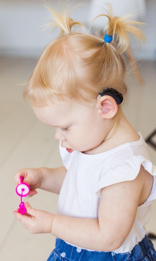 Niña con aparato en el oído