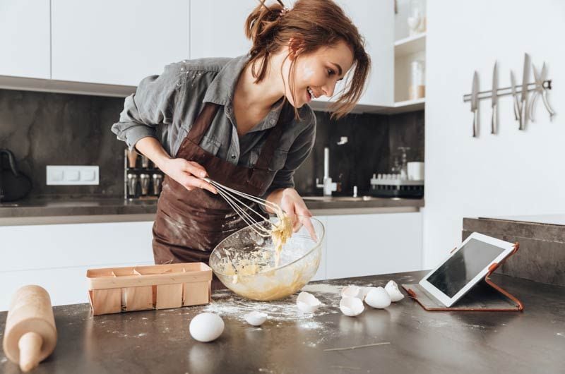 chica cocina pastel