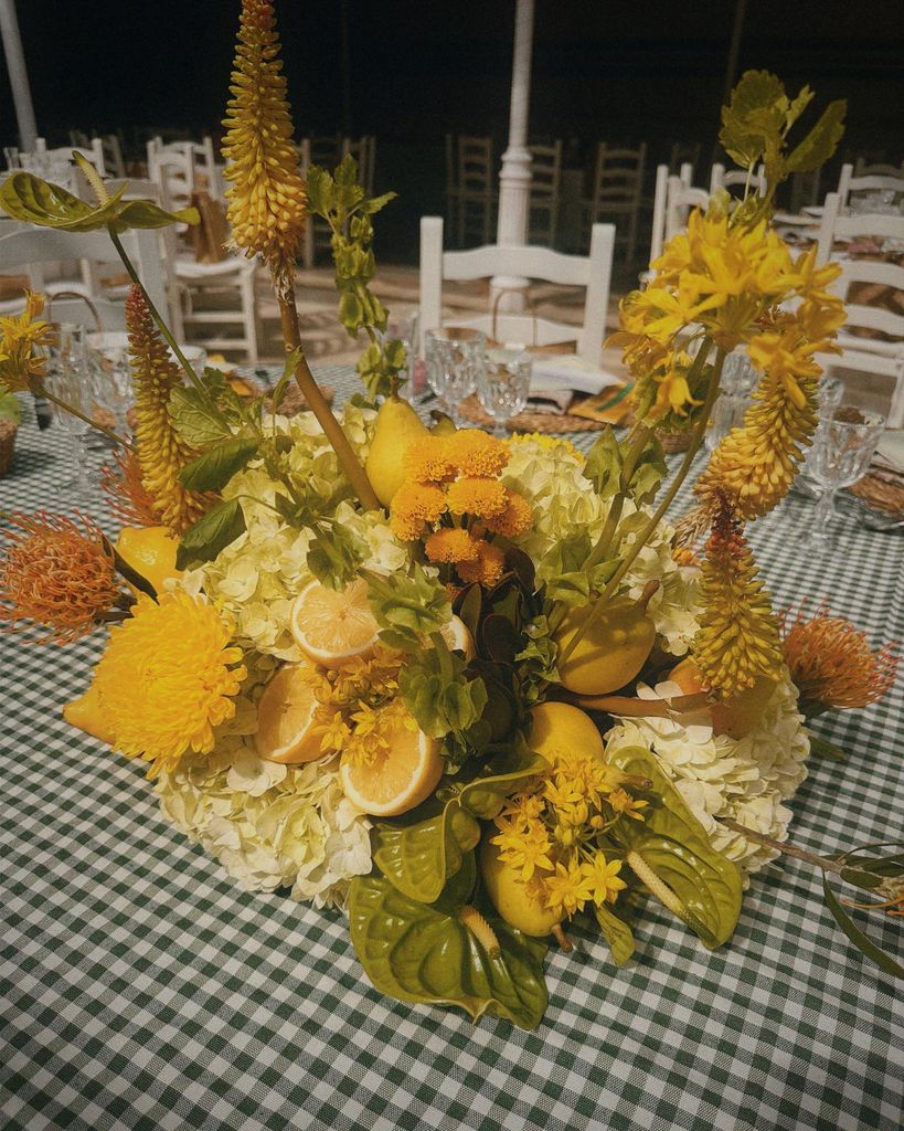 Arreglos florales para bodas en amarillo