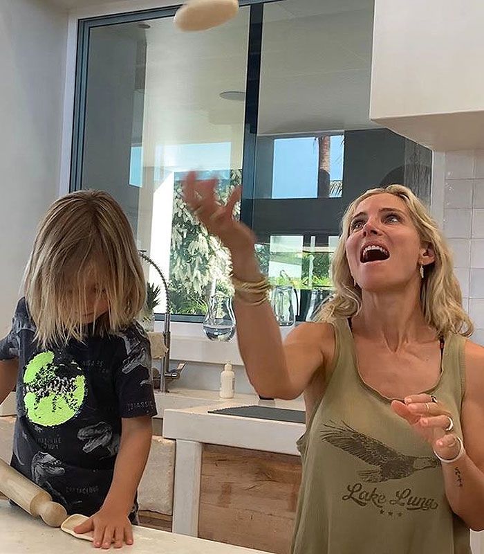 ¡Con las manos en la masa! Elsa Pataky y sus hijos se atreven con el plato estrella de la cocina italiana