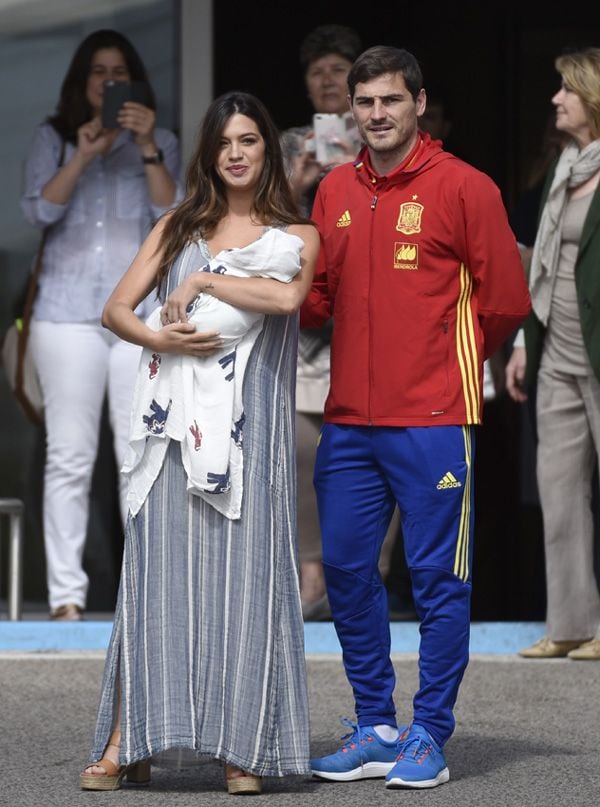 Sara llevaba un veraniego vestido mientras que Iker lucía el chándal de la Selección Española. Antes de poner rumbo a Francia, los de Vicente del Bosque disputarán mañana un partido amistoso en el Estadio Coliseum Alfonso Pérez de Getafe (Madrid) con la Selección de Georgia 
