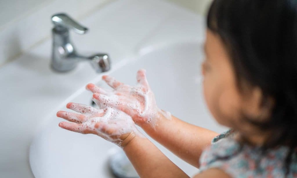 ni a con las manos enjabonadas en el lavabo