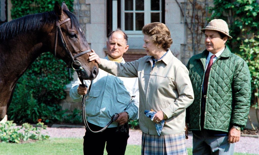 Alec Head (a la derecha de la imagen), junto a Isabel II de Inglaterra