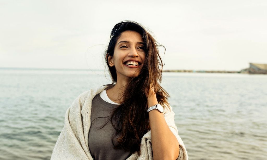 Mujer feliz en el mar 