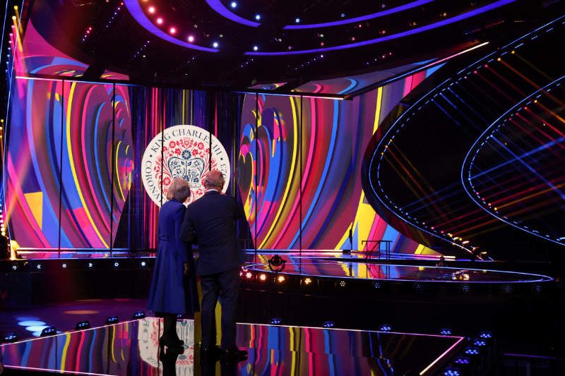 Reyes Carlos y Camilla en el plató de Eurovisión