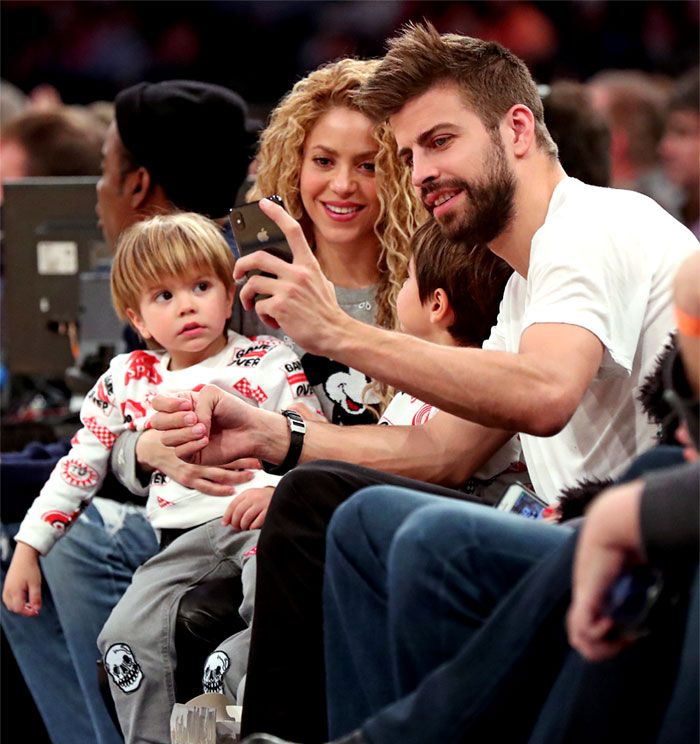 Shakira y Gerard Piqué con sus hijos